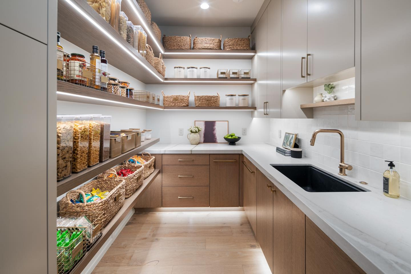Customized Modern Furniture Large Plywood Cupboard Full Wall Pantry Storage Cabinet